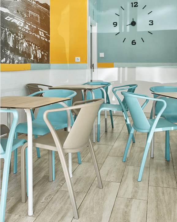 chaise de restaurant de la collection Fado bleu et et gris en intérieur à Paris