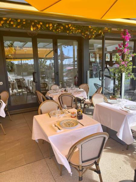 Tressage en textilène de la chaise de repas style bistrot, collection Gigi