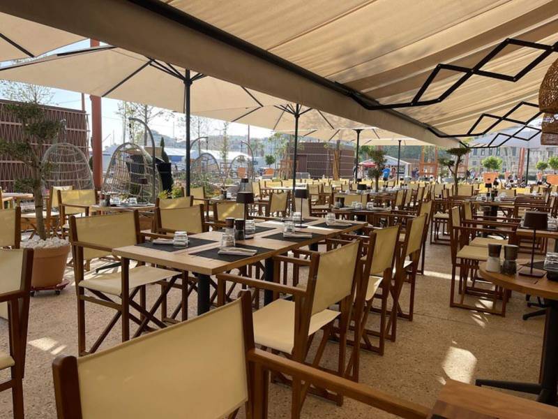 Aménagement avec des chaises metteurs en scène à HuraCannes 