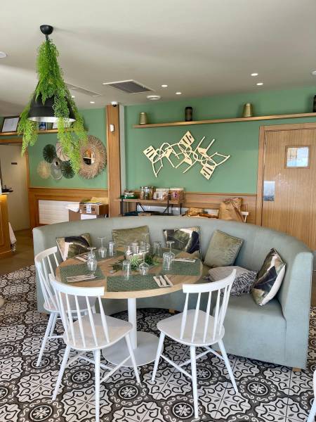 Banquette en bois massif sur-mesure et tissu Aquaclean anti-tâche