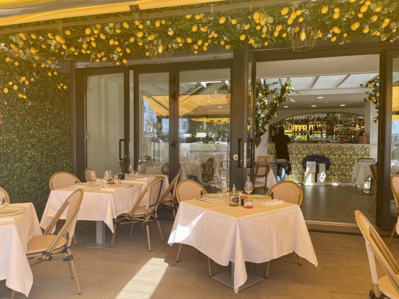 Vue d’ensemble de la terrasse du Ciao Gigi à Saint Laurent du Var