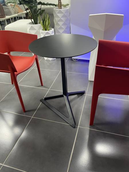 zoom sur le pieds de table de la collection Delta noir à Aix