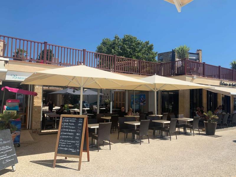 Aménagement de la terrasse du restaurant Miramar à la plage des Sablettes à La Seyne-sur-Mer