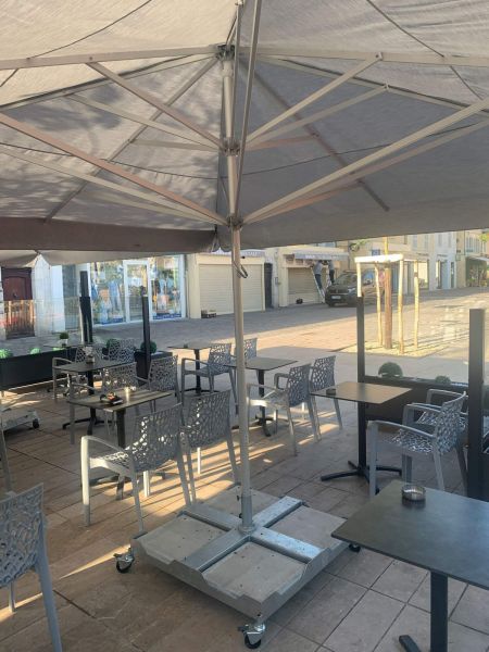 Parasol Supremo par Caravita pour la terrasse de L'Ardoise à Antibes