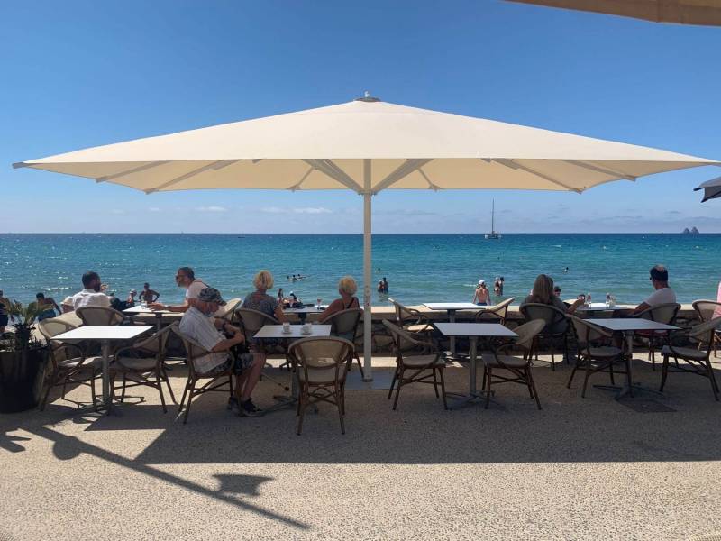 Aménagement de la terrasse du restaurant Miramar à la plage des Sablettes à La Seyne-sur-Mer