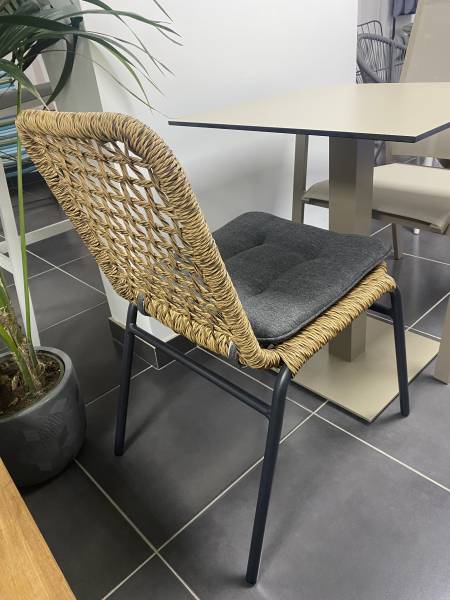 Chaise de repas tressée avec coussin d’assise inclus collection Flora à Nantes