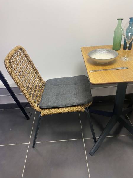Chaise de repas tressée avec coussin d’assise inclus collection Flora à Genève