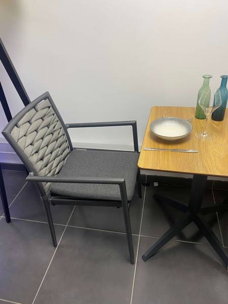 Chaise de repas avec dossier tressé et coussin d’assise inclus collection Aleria à Genève