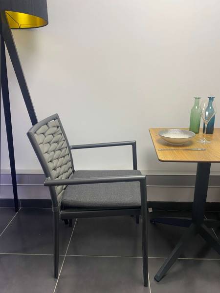 Chaise de repas avec dossier tressé et coussin d’assise inclus collection Aleria à Nantes