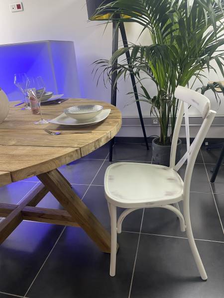 chaise de repas de la collection Lisa en situation au showroom à Genève
