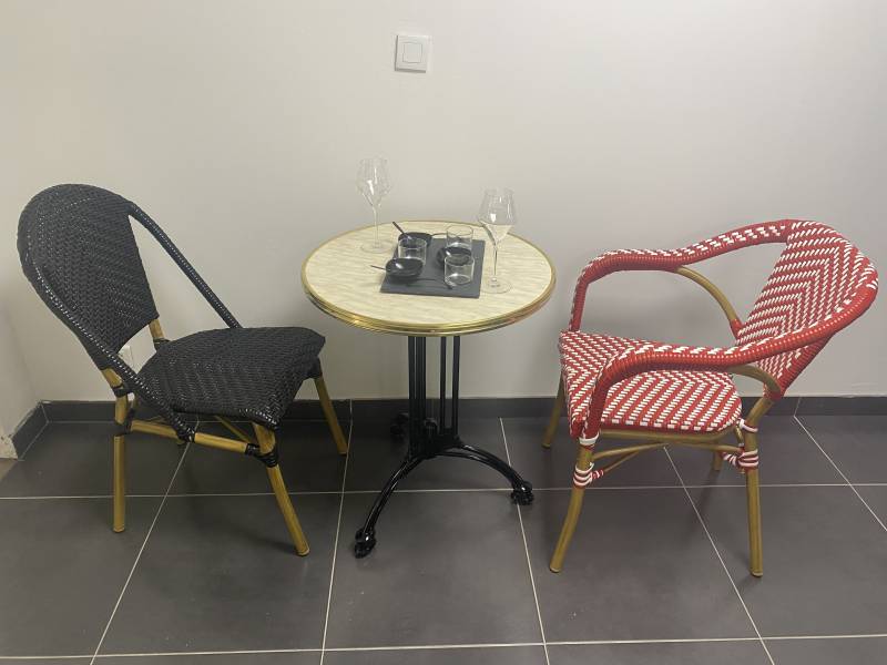 Chaise de repas avec tressage en nylon rouge disponible en plusieurs coloris collection Magda à Aix