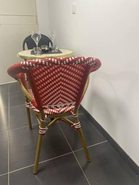 Chaise de repas avec tressage en nylon rouge disponible en plusieurs coloris collection Madeleine à Genève