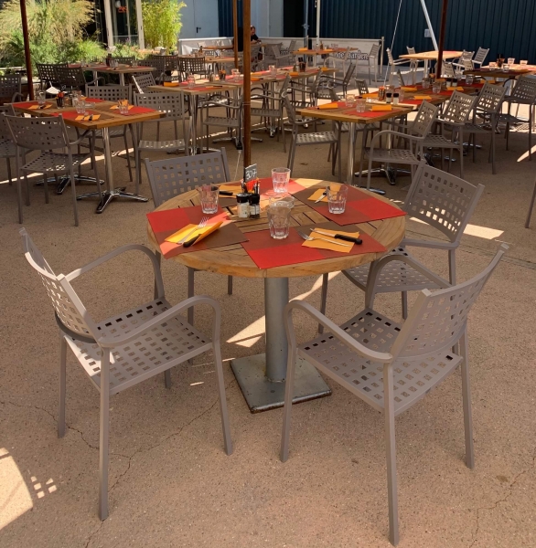 Ensemble de repas pour bistrot à Biot