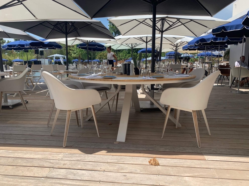 Table ronde de repas pour restaurants en aluminium et plateau en teck au Lagon à Mandelieu