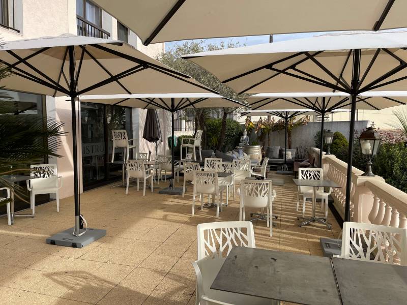 Parasol professionnel avec 8 baleines et mât central en aluminium de la collection Formentera