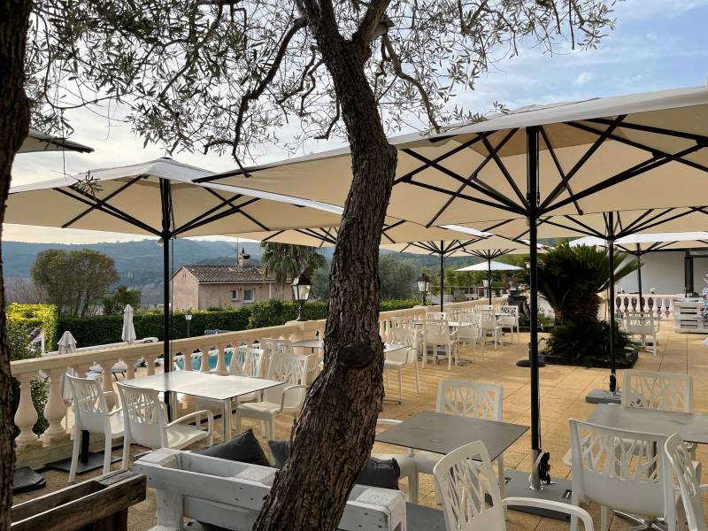 Parasol robuste composé de 8 baleines en aluminium et toile acrylique au choix