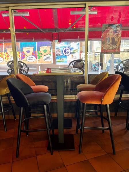 Zoom sur les chaises hautes RIVAS et PRATO ainsi que les tables haute de la collection PARIS BAR à Antibes