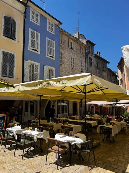 Aménagement d'une terrasse de restaurant au coeur des rempart à Vence