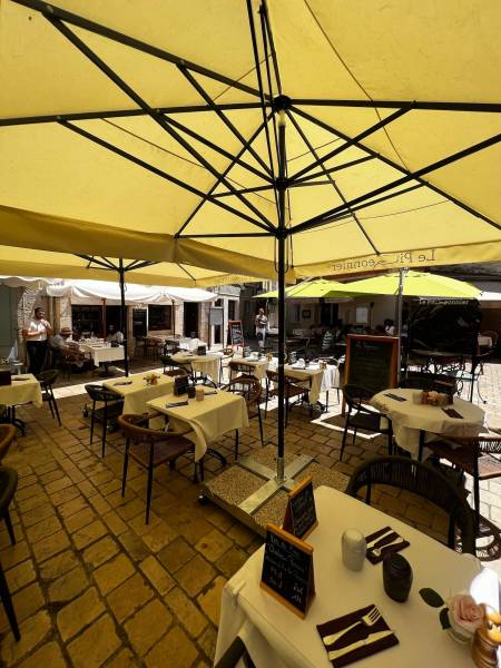 Aménagement d'une terrasse de restaurant au coeur des rempart à Vence