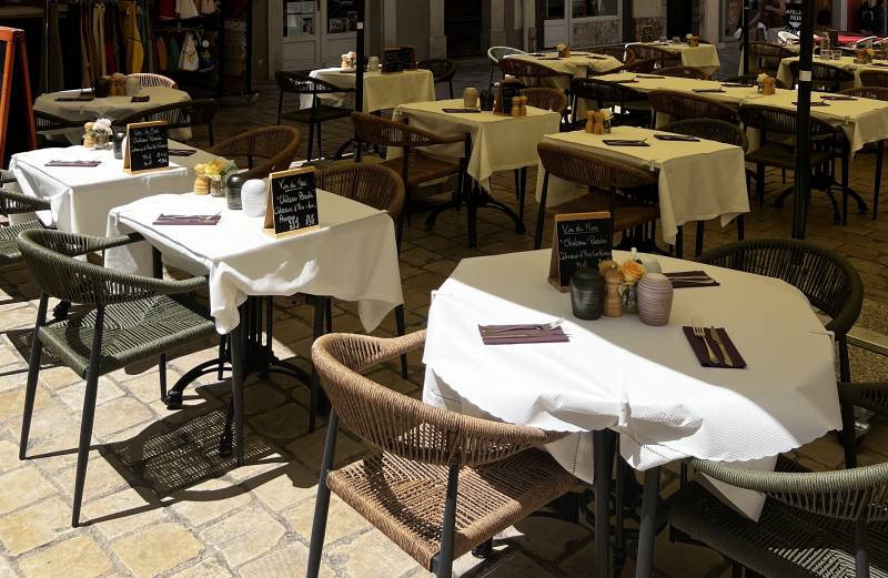 Aménagement d'une terrasse de restaurant au coeur des rempart à Vence