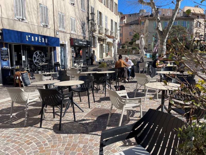 Terrasse avec fauteuil et chaise de repas design et confortable noir et blanc de la collection SPRITZ