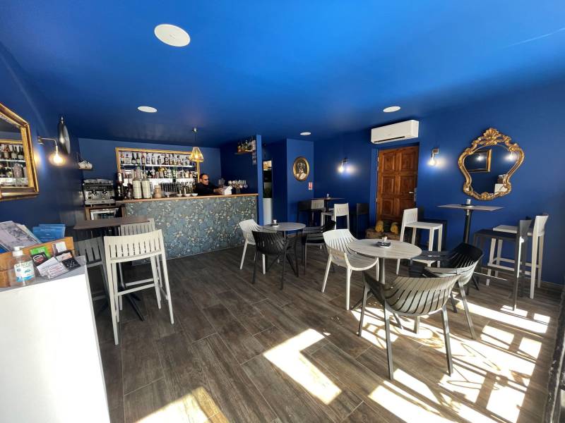 Vu d'intérieur du restaurant l'apéro avec les tabourets SPRITZ à Toulon