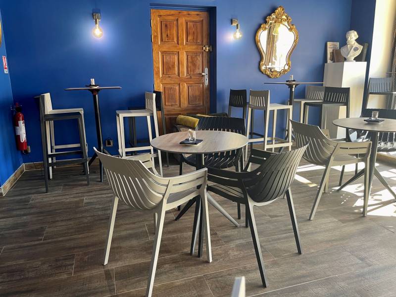 Zoom sur les chaises de repas moderne et confortable de la collection SPRITZ du restaurant L'Apéro à Toulon