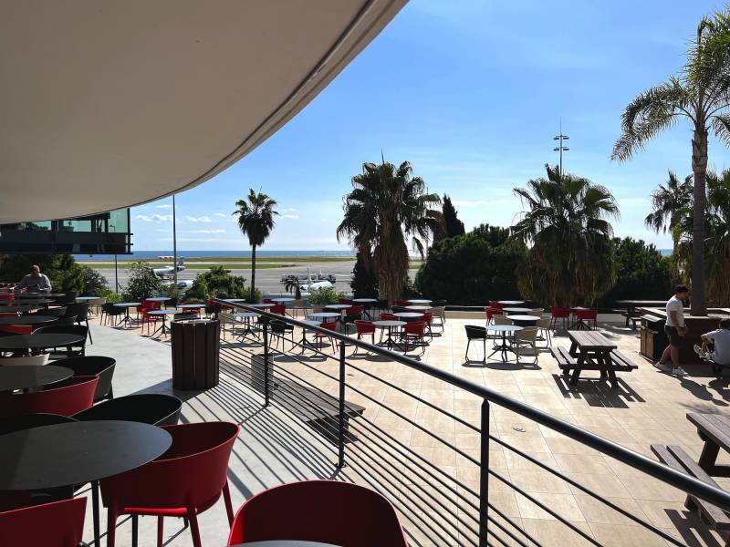 Terrasse avec vue sur l'aéroport de Nice