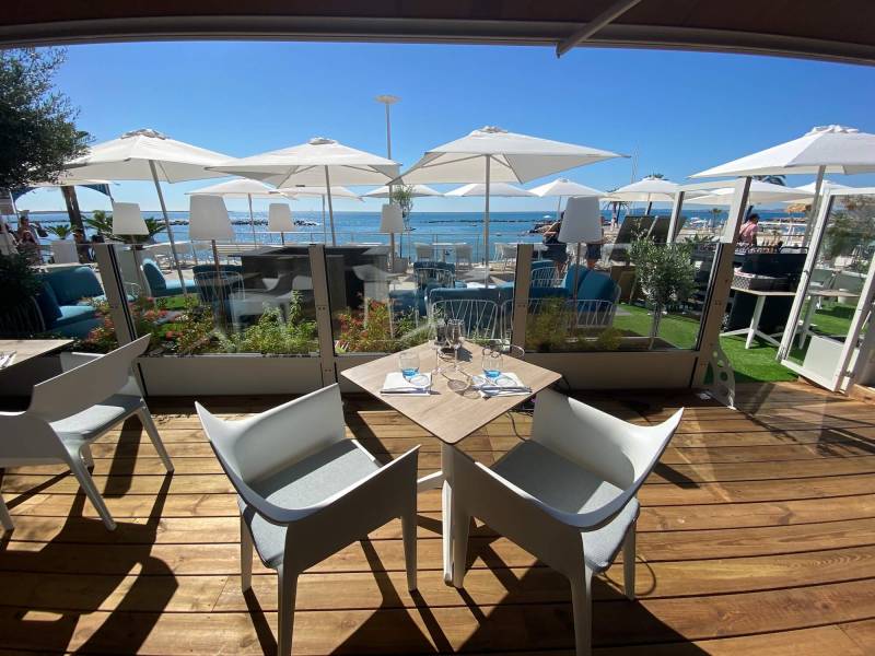 Chaise de restaurant en polypropylène et fibre de verre de la collection PEDRERA avec coussin d'assise en tissu 100% acrylique