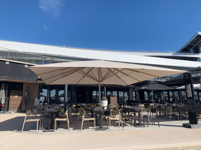 Mobilier professionnel pour restaurant et parasol géant BIG BEN par CARAVITA