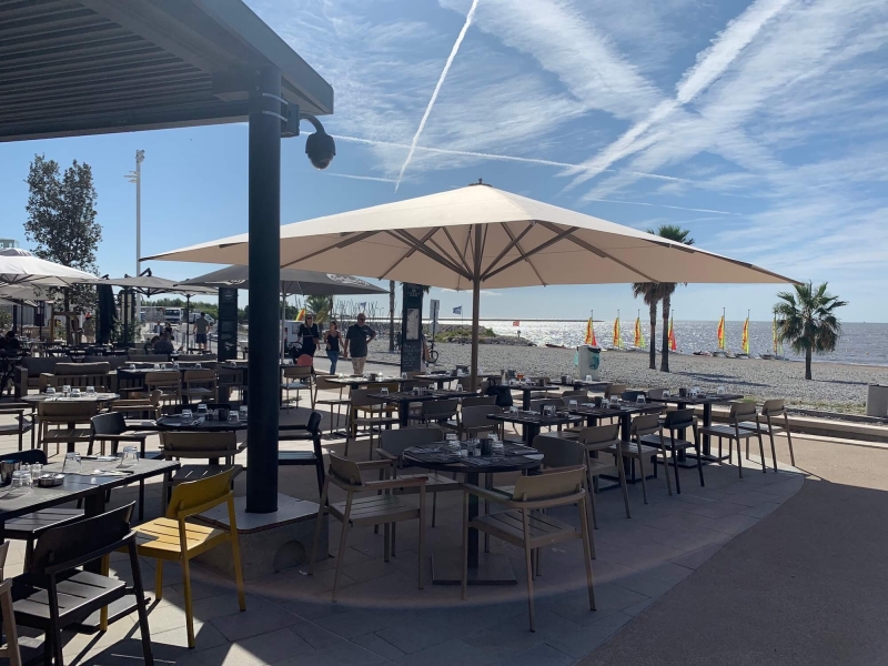 Terrasse de restaurant avec chaises EMU collection shine et parasol géant à cap 3000