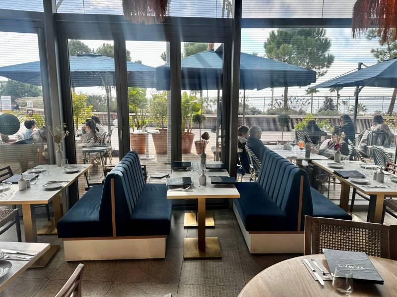 Banquette sur mesure simple et double avec LED intégrées pour restaurant en bois massif et velours