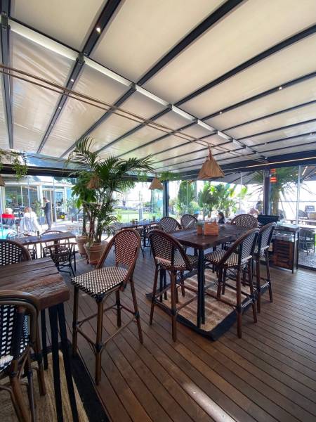 Chaise-haute Bistrot Parisien en aluminium et tressage en nylon coloré