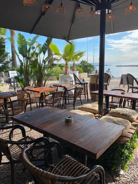 Parasol en aluminium anthracite BIG BEN et son kit Multicube pour assises supplémentaire autour du parasol