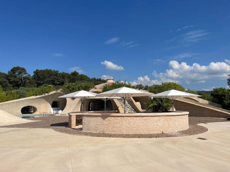Grand Parasol avec mât central avec LED intégrées pour professionnels collection FORTELLO LED de Glatz® à Draguignan