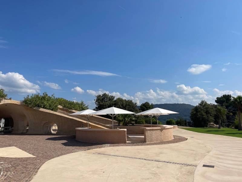 Aménagement d'un bar extérieur avec des parasols FORTELLO LED de Glatz à Draguignan