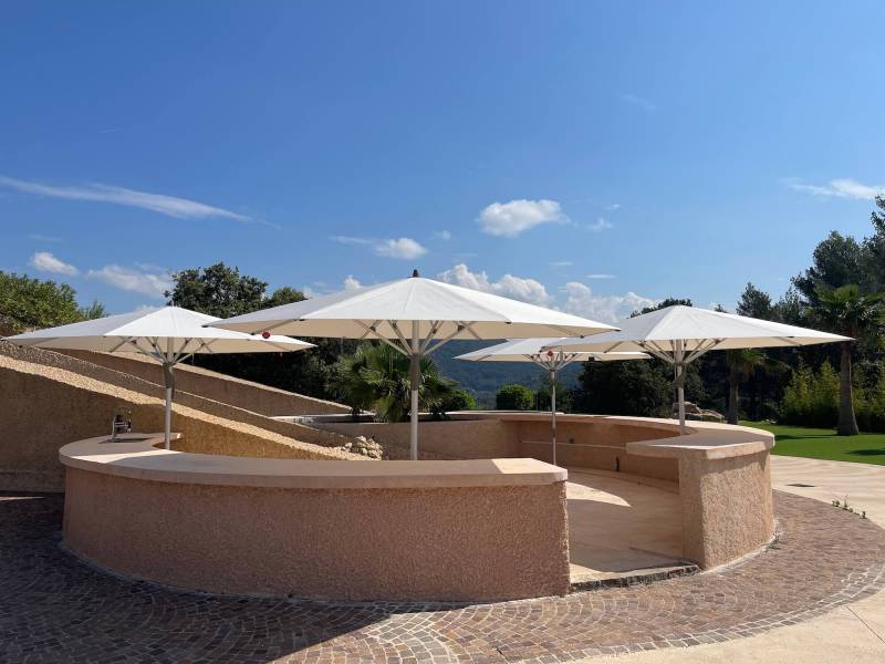 Grand Parasol avec mât central avec LED intégrées pour professionnels collection FORTELLO LED de Glatz® à Draguignan
