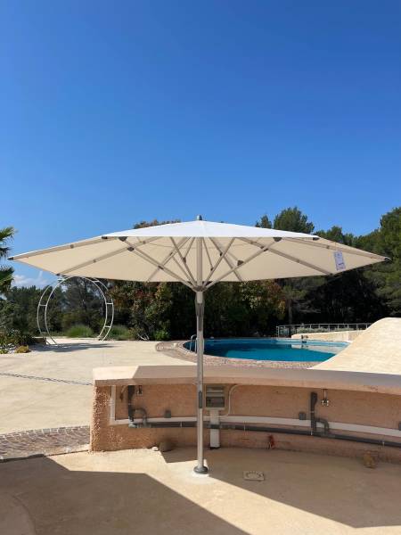 Aménagement d'un bar extérieur avec des parasols FORTELLO LED de Glatz à Draguignan
