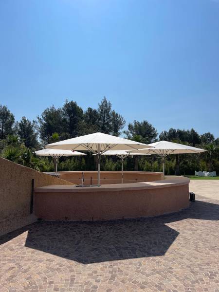 Aménagement d'un bar extérieur avec des parasols FORTELLO LED de Glatz à Draguignan