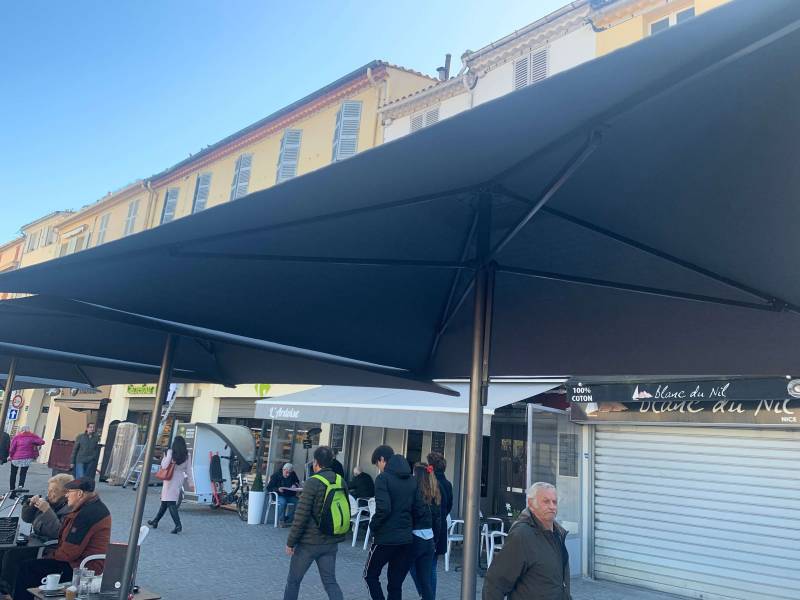 Zoom sur le parasol de la collection Eolo par Ezpeletta à Bordeaux