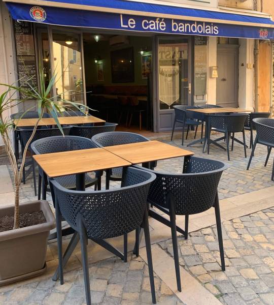 Fauteuil de repas noir de la collection Oxy Armchair mise en situation, restaurant à Bandol