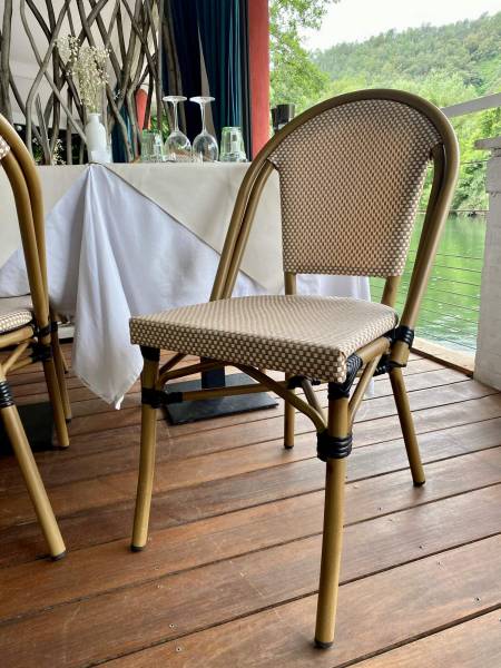 Zoom sur la chaise bistrot blanche et beige en aluminium thermo laqué à Cannes