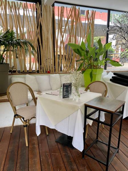 Zoom sur la chaise blanche et beige SEVILLA au restaurant L'Ecluse à Pégomas