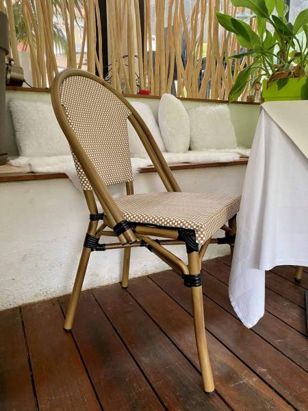 Zoom sur la chaise avec dossier legerement arrondi en tetilène collection SEVILLA à Grasse