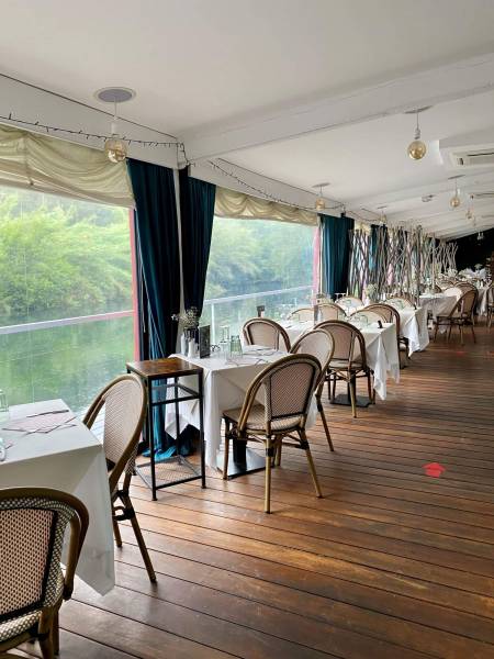 V d'ensemble de la terrasse avec chaise et table du restaurant L'Ecluse à Pégomas