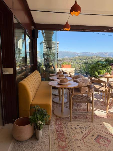 Aménagement intérieure avec des larges surfaces vitrées à Mougins 