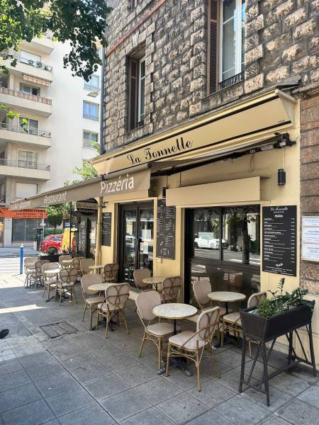 Aménagement extérieure du restaurant niçois La Tonnelle à Nice