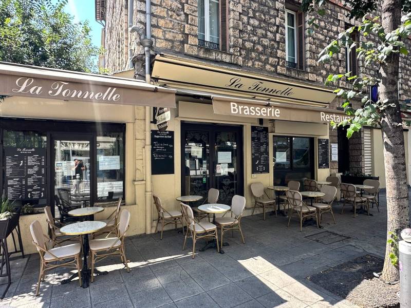 Réalisation de la terrasse du restaurant la Tonnelle avec un ensemble style bistrot à Nice 