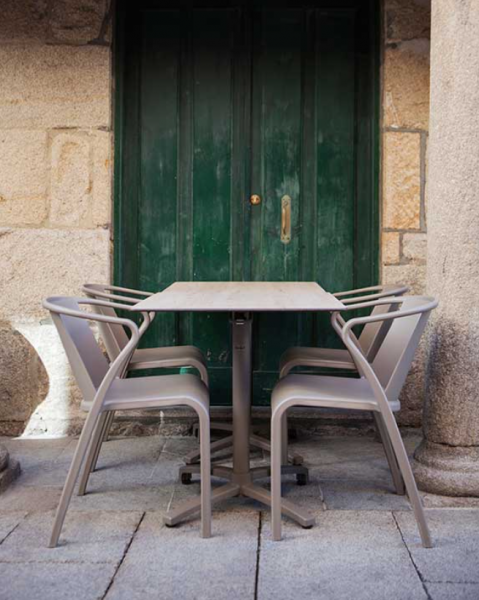 pied de table extérieur de la collection Kos taupe à Aix