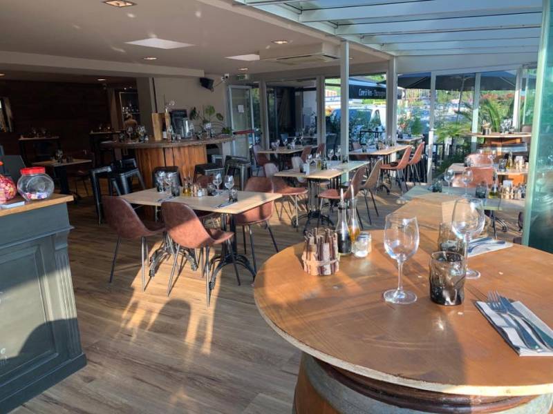 Réalisation restaurant La cave Gourmande chaises Emma style vintage à Paris